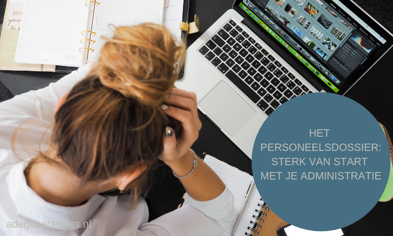 Vrouw met handen in het haar, stress op het werk